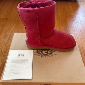 Ugg Australia
Kid’s Classic 1k
Red
Brand New In Box